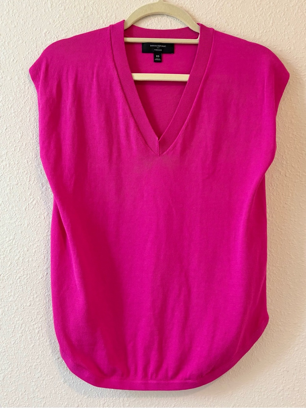 Banana Republic Women's Bright Fuchsia V-Neck Knit Shell, Size XS